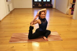 Nadia Combremont - posture de yoga